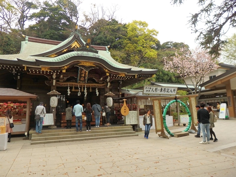 江島神社では茅の輪くぐりをしてからお参りを