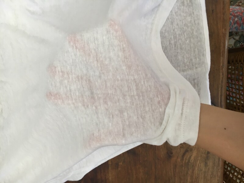 透け感のあるリネン素材は涼し気で通気性もよし