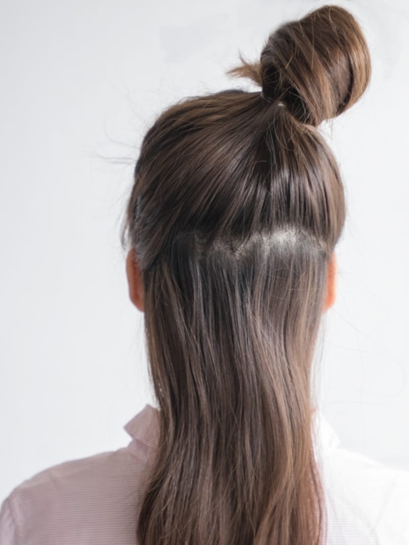 センターよりやや右側で結ぶ