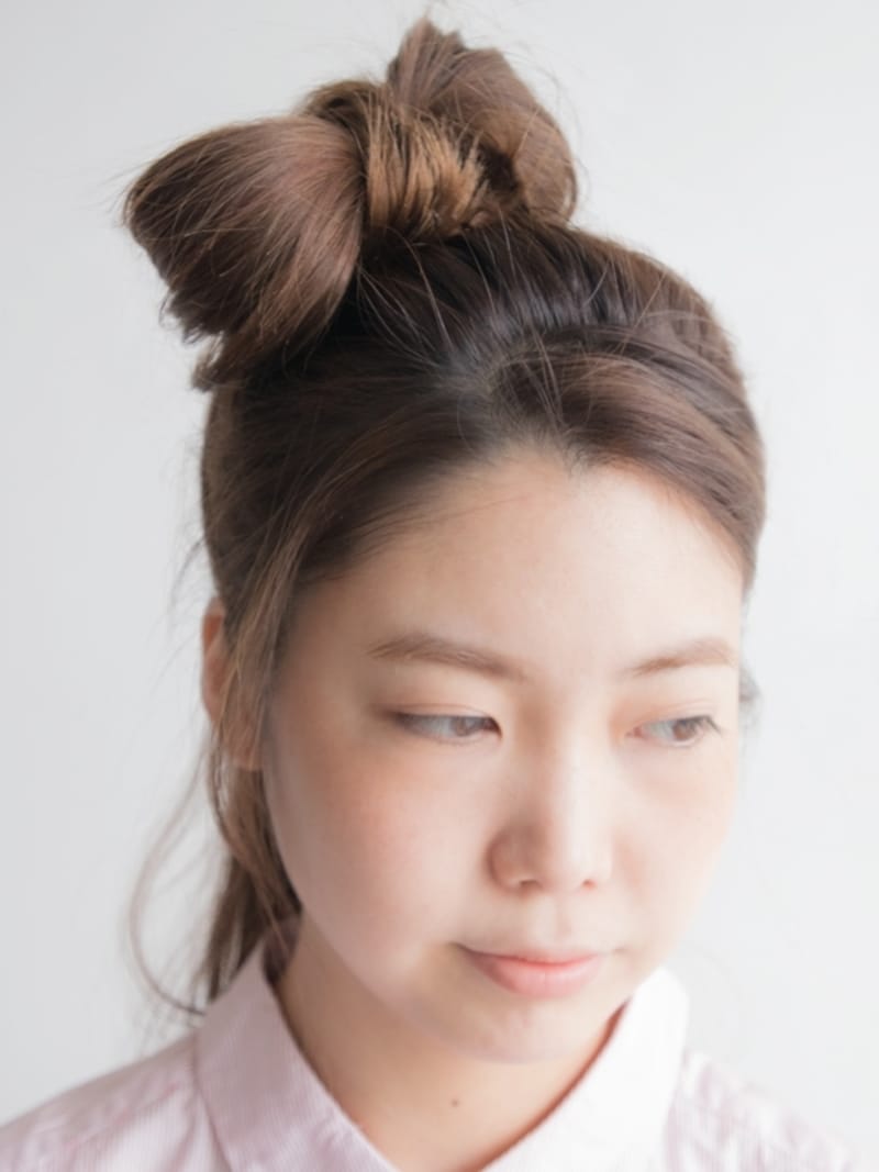 飛び出た毛はUピンとスプレーで固定