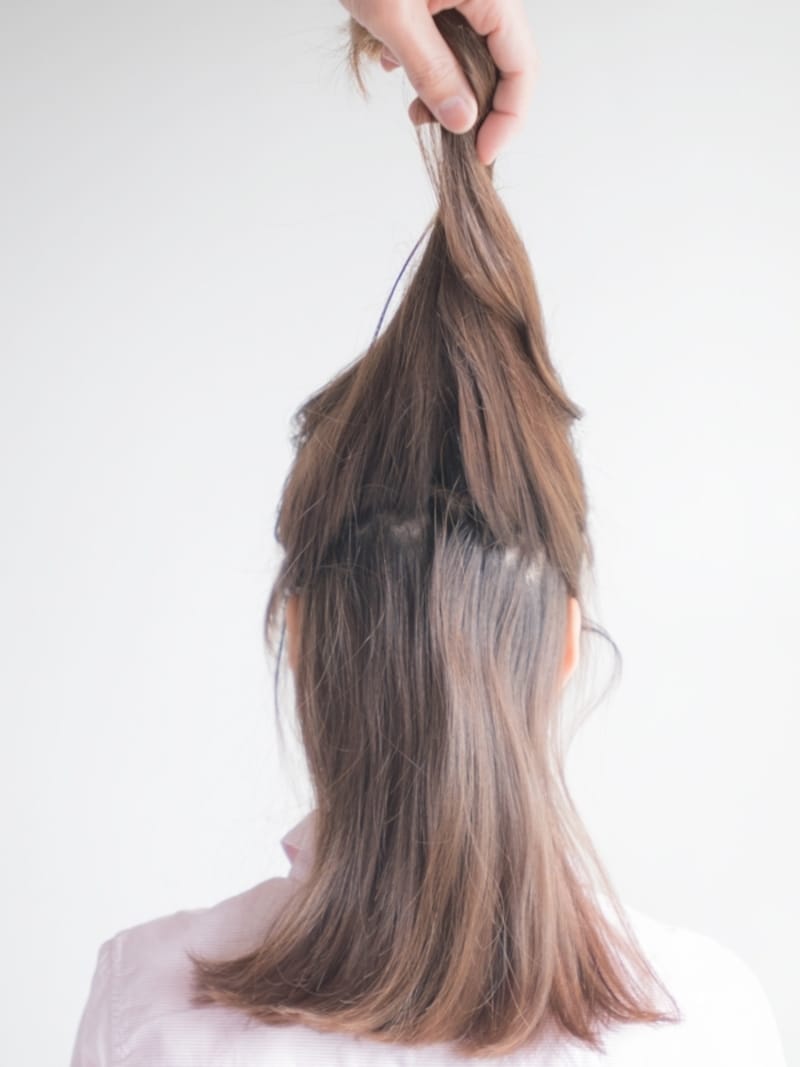 髪をざっくり分けとる