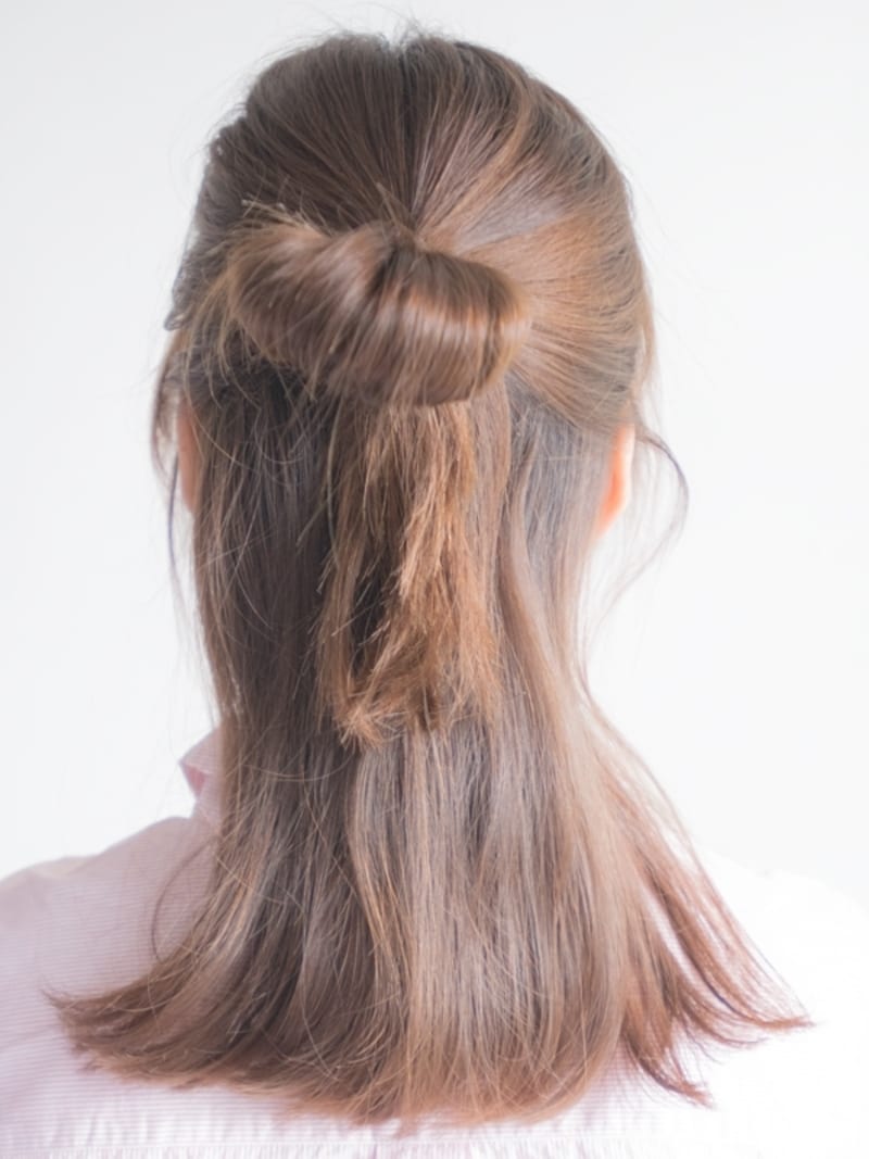 やや大きめの輪っかを作り、毛先は下向きに