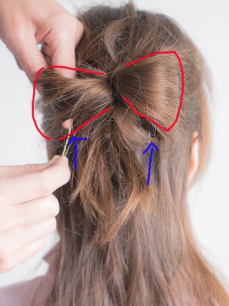 左右の輪っかをピンで留める