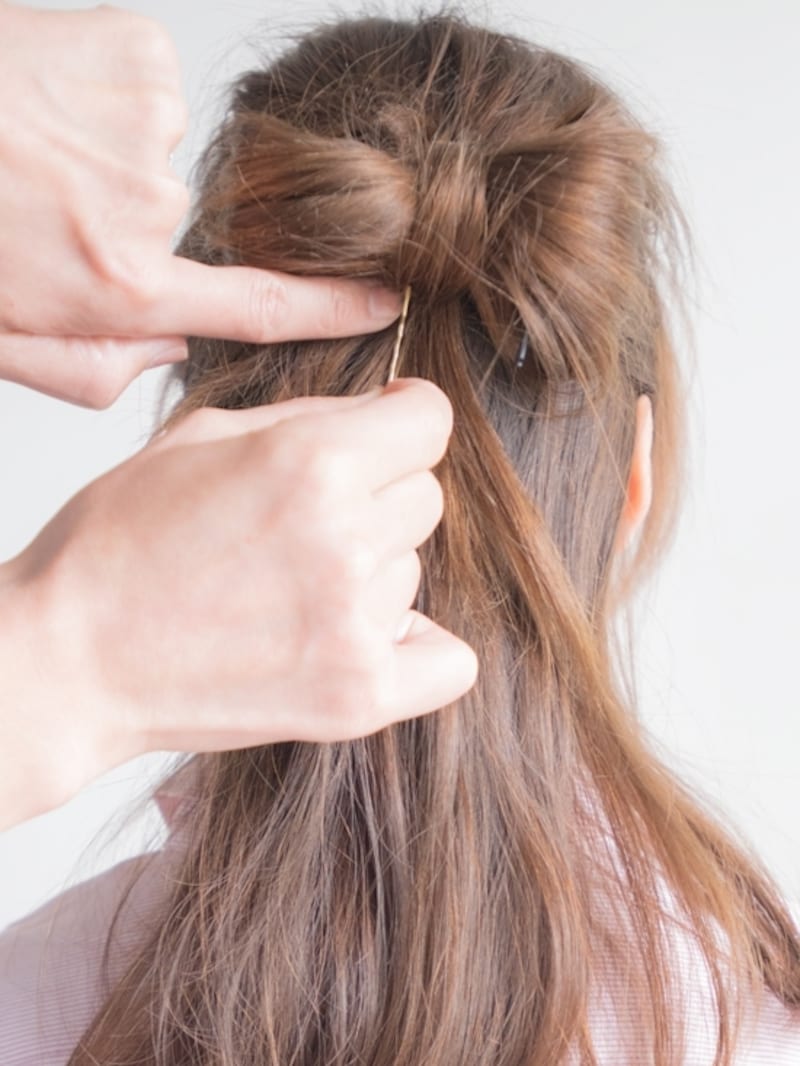 下から上に向かってアメピンを留める