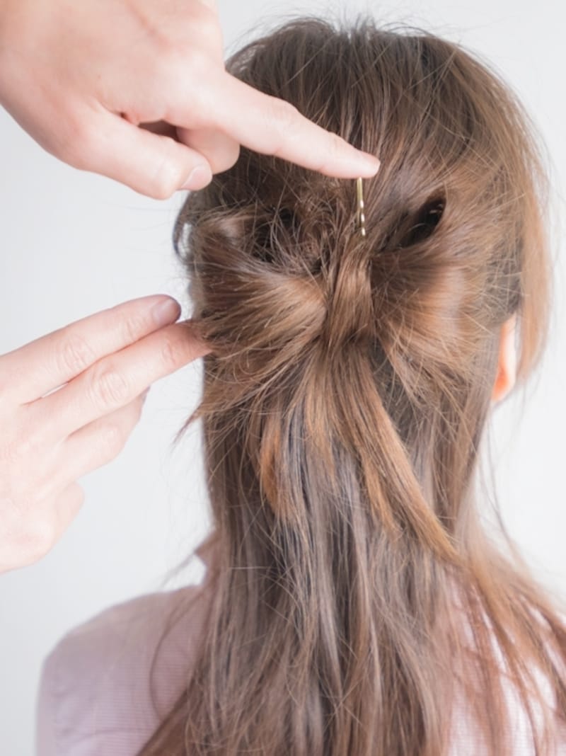 上から下に向かってアメピンを留める