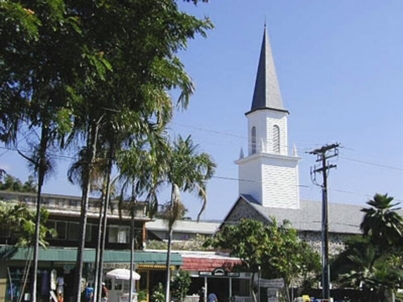 ショッピング、グルメ、観光スポットがメインストリートのアリイ・ドライブに集まる。モクアイカウア教会の尖塔はカイルア・コナのランドマーク