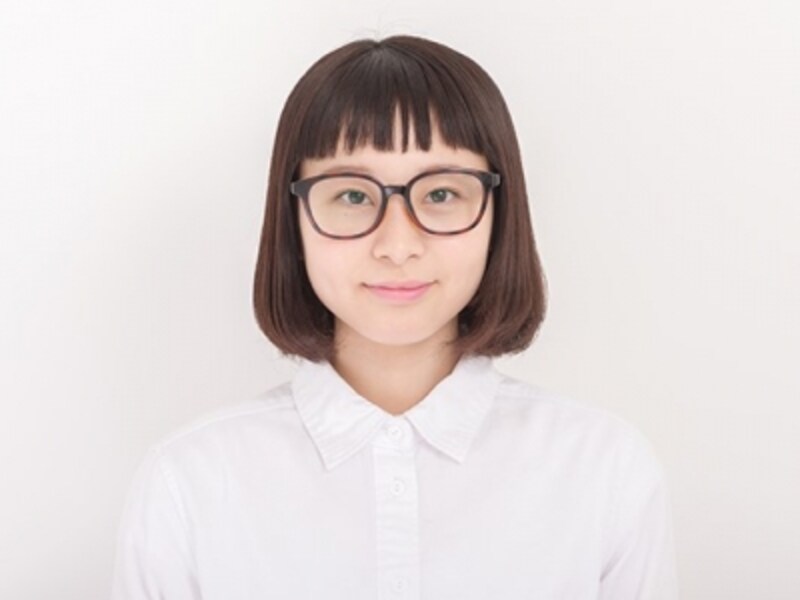 女性の丸みのある輪郭とサングラスの対比のバランスが可愛い