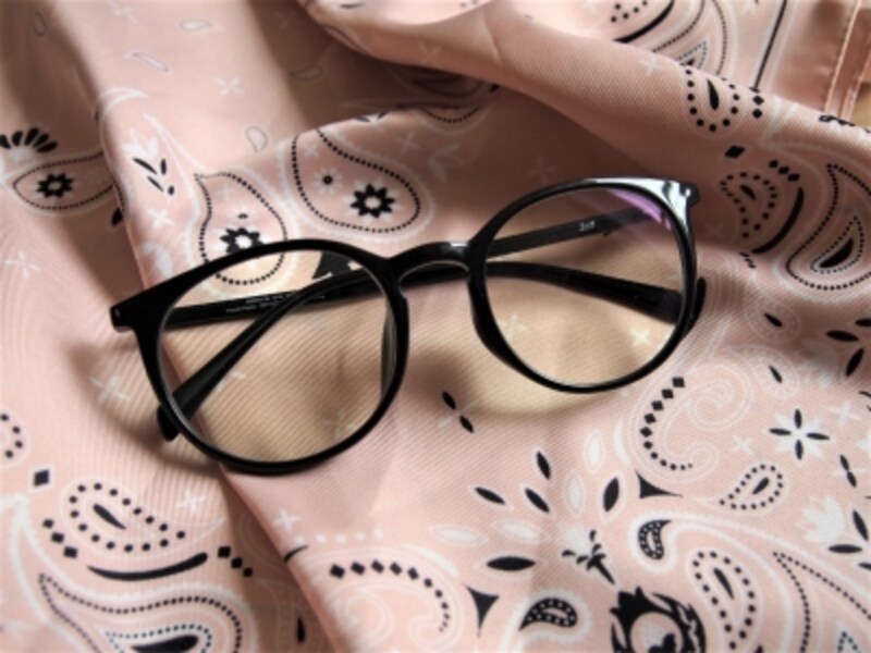 黒ブチでも丸みのあるシルエットなのでいろんなテイストに合わせられる