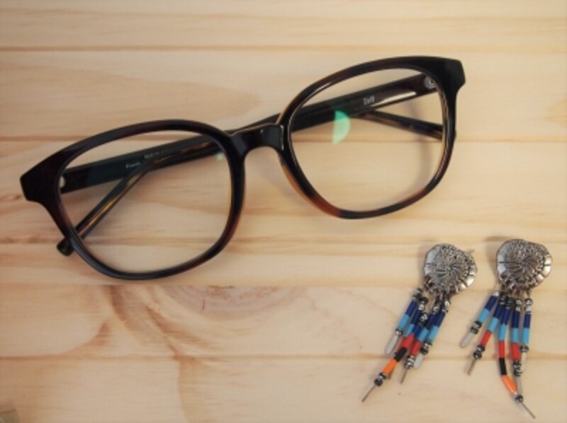 抜け感のあるカラーと太めのウェリントン型でラフ過ぎない雰囲気に