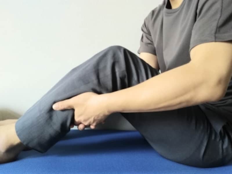 ふくらはぎをほぐします