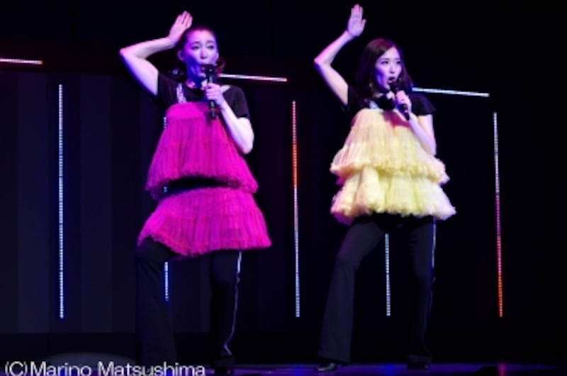 『CLUB SEVEN-ZERO-』（C)Marino Matsushima このポーズで曲名がお分かりの方もいらっしゃるかと思いますが、昭和の“あの”スターのナンバーも香寿さん、蘭乃さんの息のあった歌唱で披露。