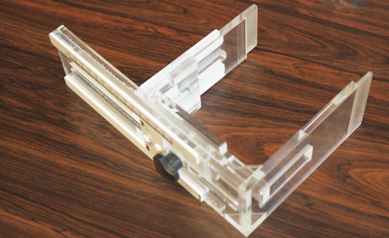 頭のサイズを測定する器具