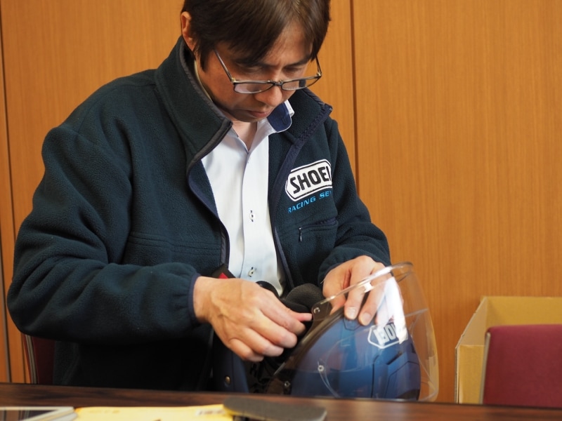 パッドをヘルメットに追加する海老沢さん