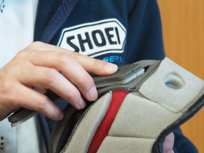 パッドを貼っていく海老沢さん