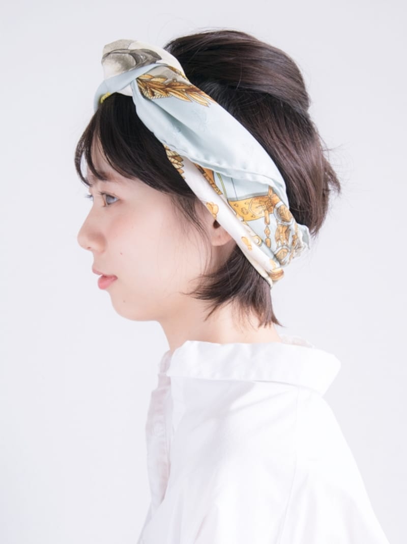 スカーフを耳上にかぶせるように巻くことでこなれたラフ感が出る