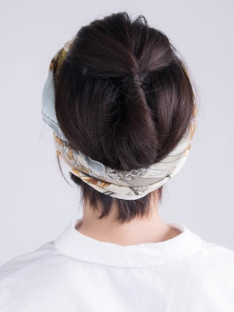 スカーフをターバンにアレンジ ショートヘアにおすすめの巻き方 ヘアアレンジ All About スカーフをターバンにアレンジ ショートヘアにおすすめの巻き方 ヘアアレンジ All About