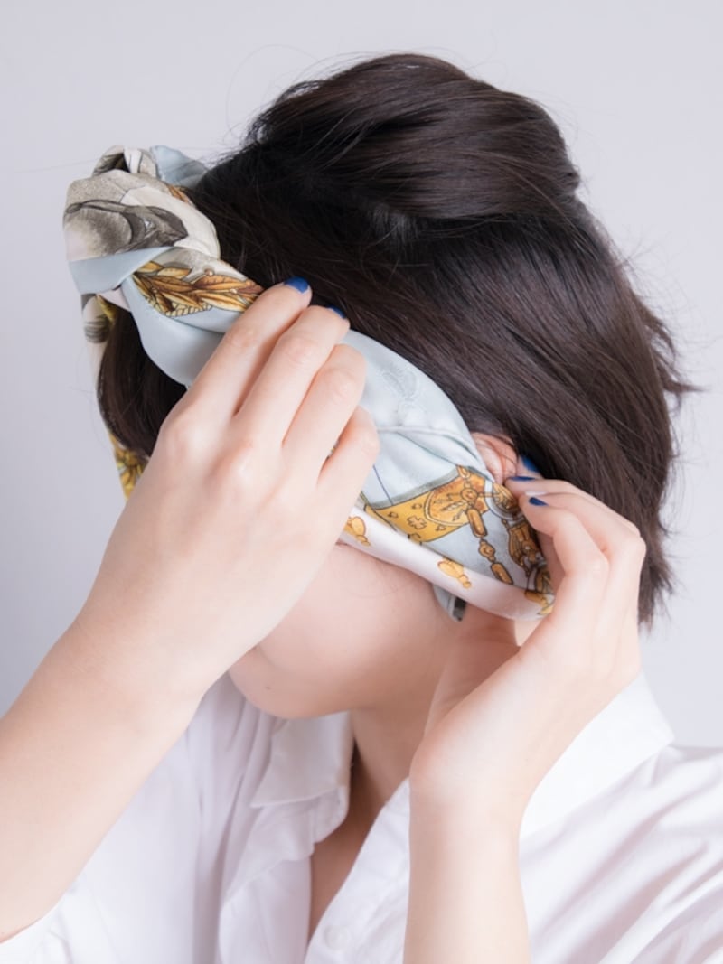 スカーフの先端をサイドに巻き込む