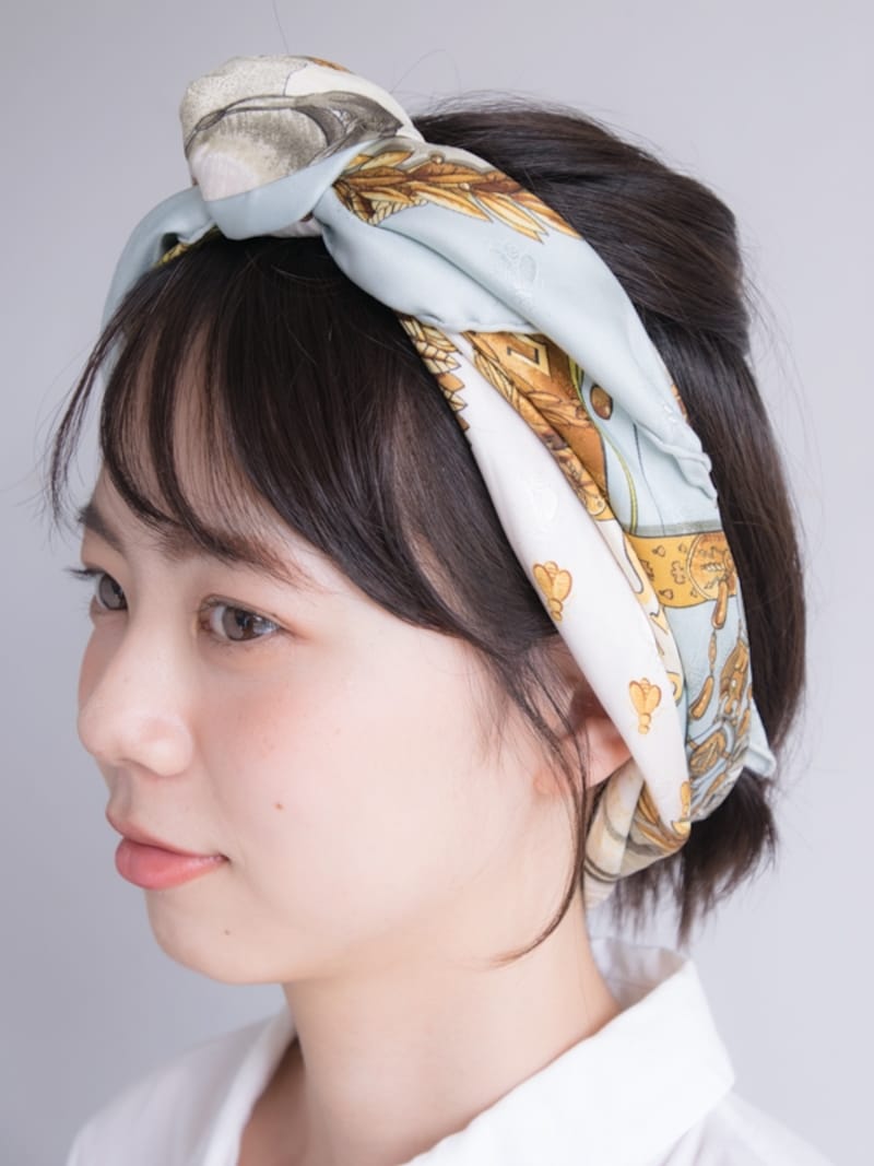 スカーフをターバン風に巻くときは、生え際を1センチほど見せるイメージで