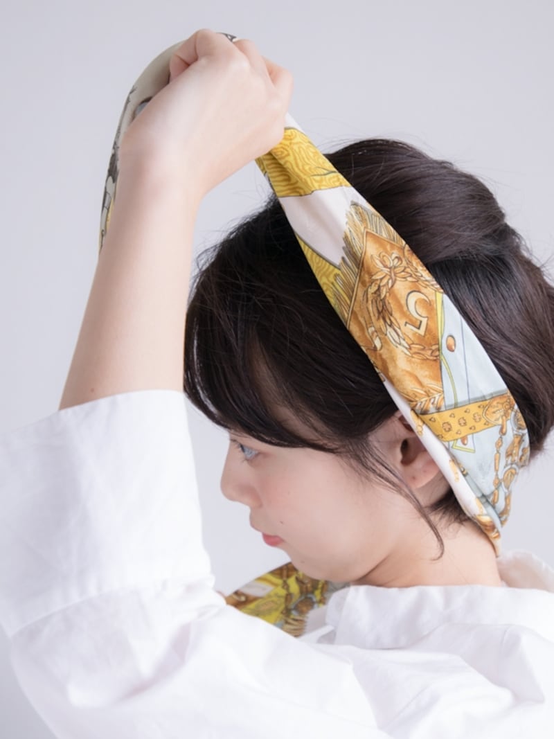 耳の上側をやや隠すようにスカーフを巻く