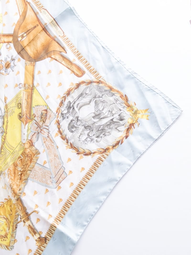 スカーフを半分に折る