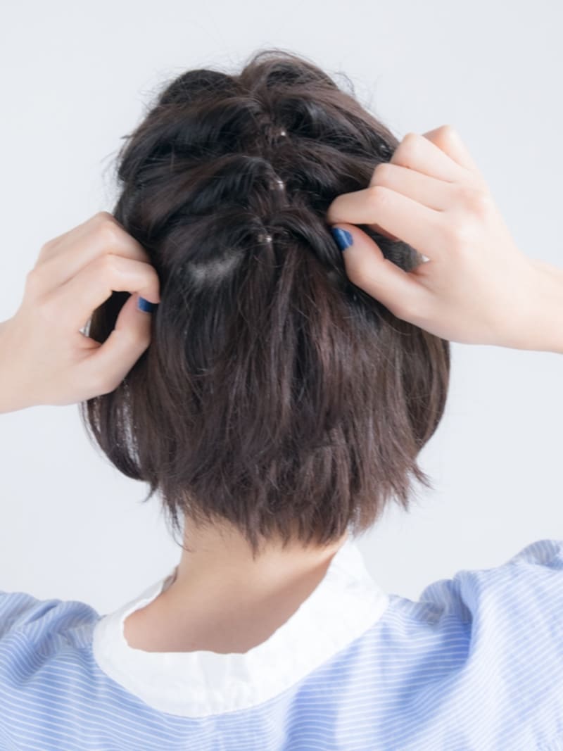 少しずつ引き出して分け目を隠す