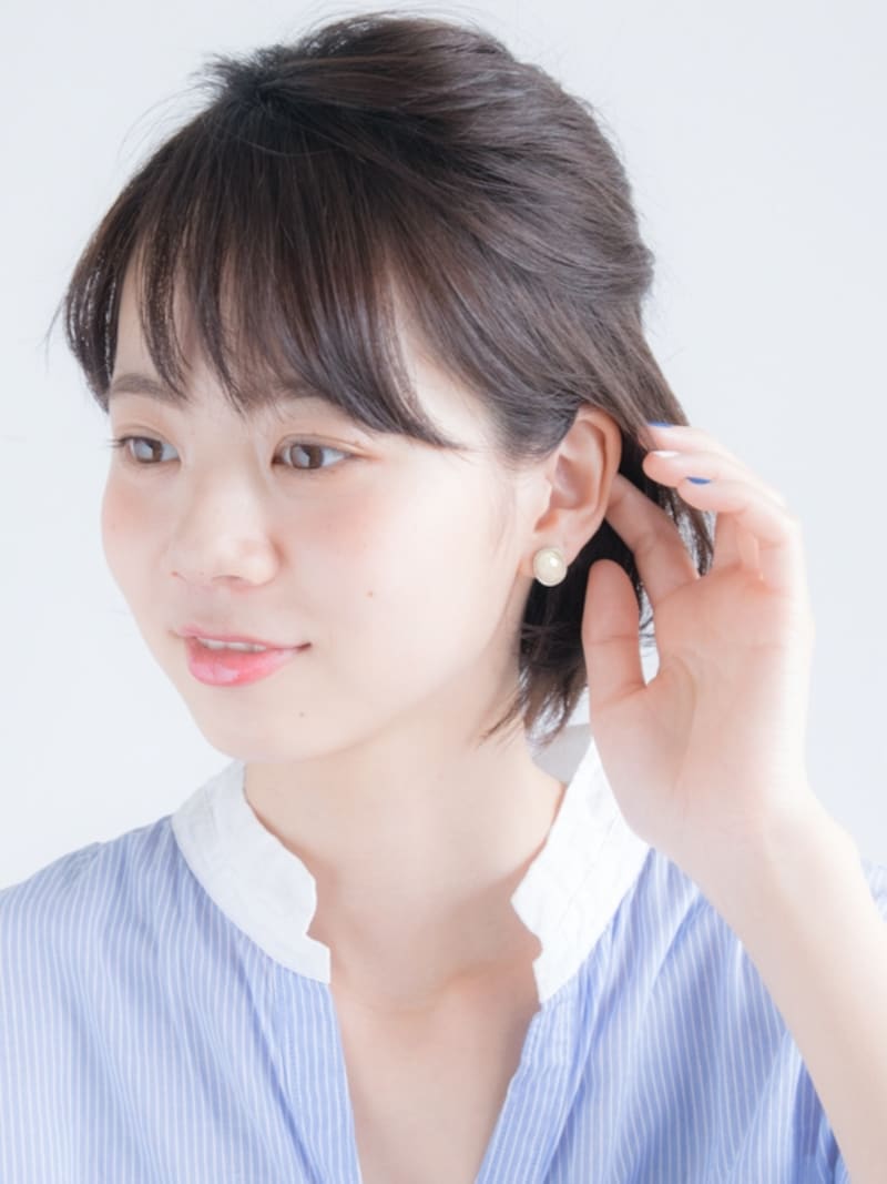 サイドの髪を耳にかける
