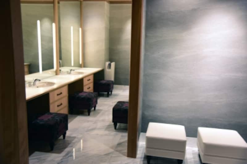 女性用トイレのパウダールーム