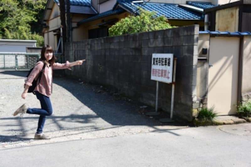 宝戒寺の駐車場のところで右に進み