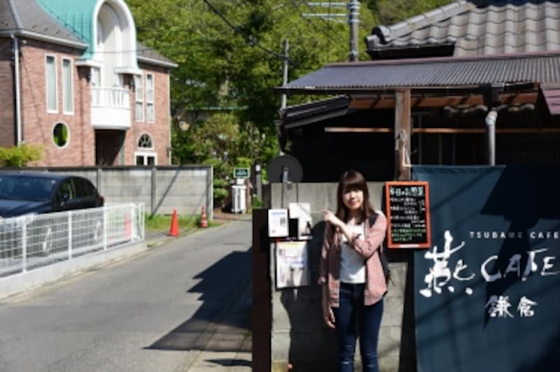 「燕カフェ」の脇を奥へ進んで、東勝寺橋へ