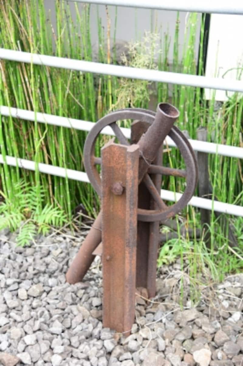 手動遮断機の跡(安全に配慮し、踏切の外からズームで撮影しています)