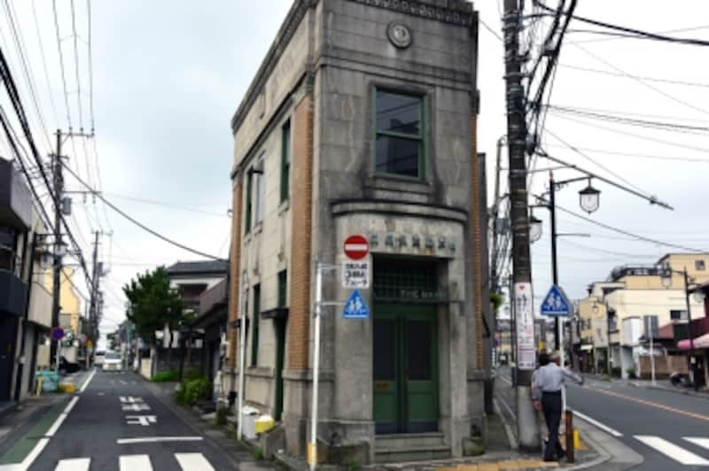 元銀行の建物。現在は、バーとして営業