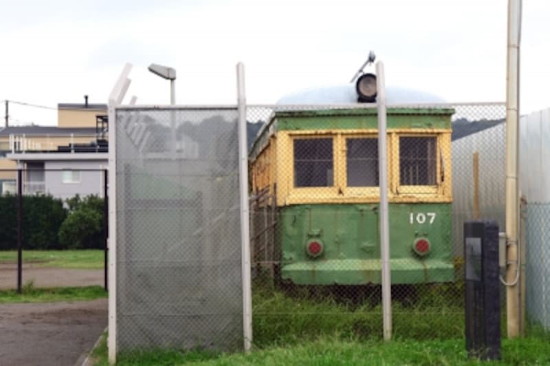 海浜公園にポツンと置かれた「タンコロ」の車両