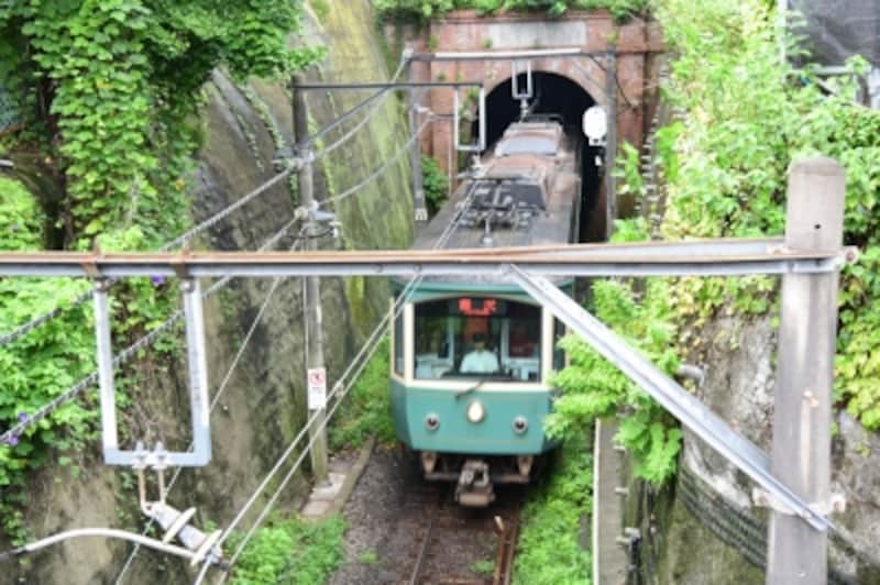 「極楽洞」を出入りする江ノ電の姿が、バッチリ見える！