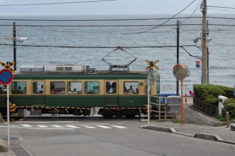 「スラムダンク踏切」として有名になった鎌倉高校前駅付近の踏切。現在、工事で眺めがイマイチなので、以前撮影した写真を掲載します