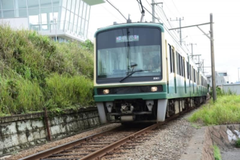 ホテル下の直線を走る江ノ電の車両