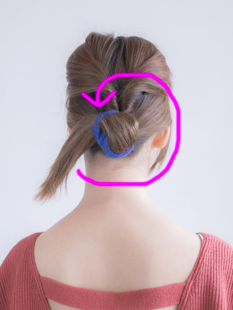 輪っか状にして毛先を結び目に巻きつける