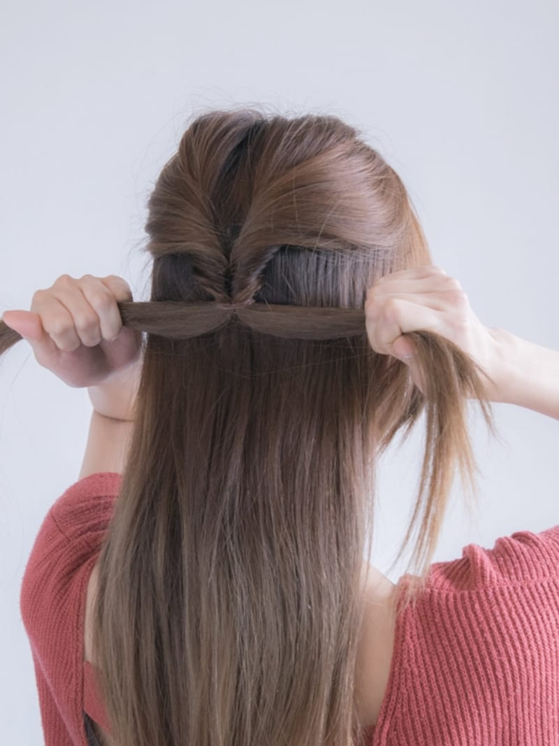 くるりんぱをして毛束を左右に引っ張る