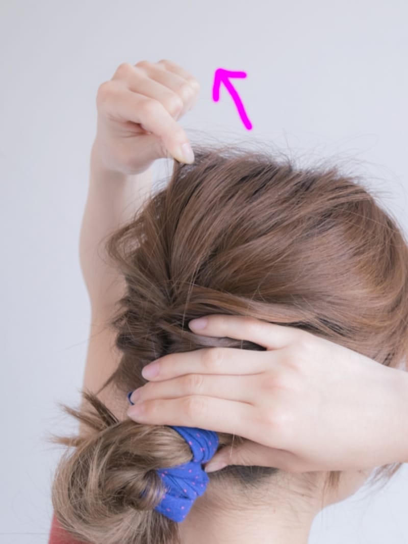 へこんだ部分をつまんで引き出す