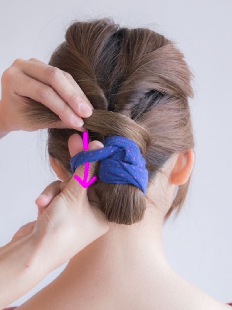 お団子側から指を通して毛先を引っ張る