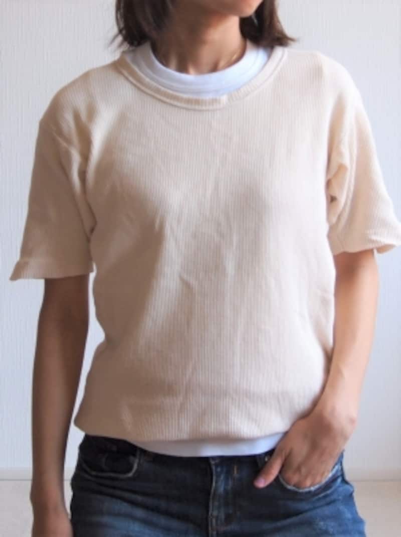 首が詰まったクルーネックは一枚でもレイヤードにも使えるコスパアイテムなので持っておくと便利