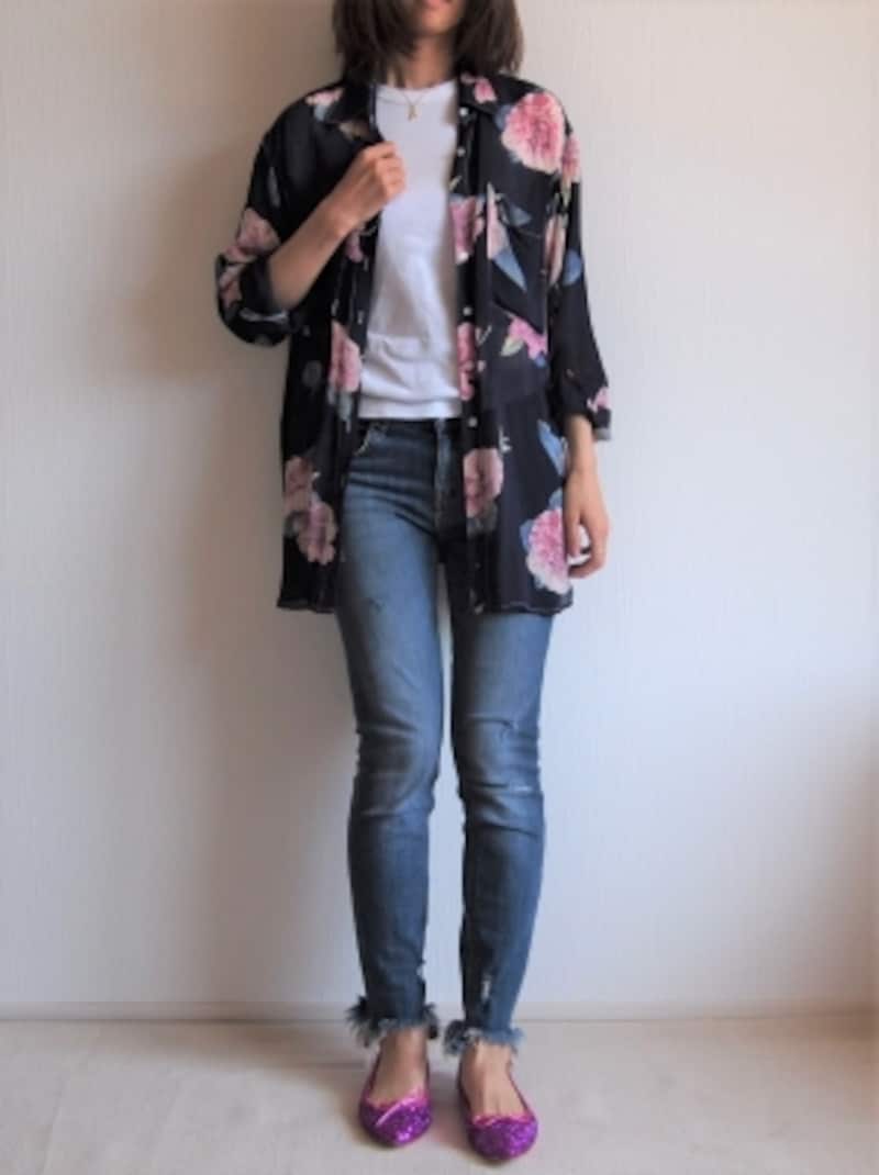 トレンドの花柄ガウンや手持ちの柄アイテムをまた違った雰囲気で楽しめます