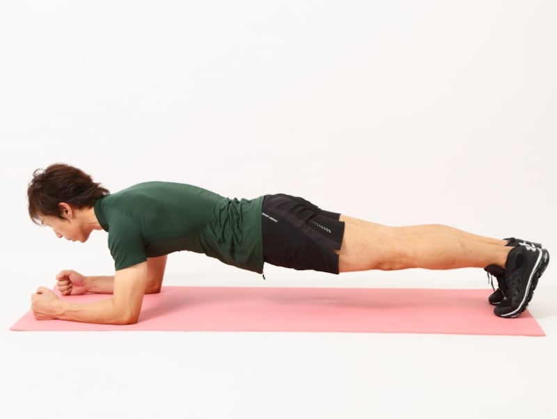 プランクの姿勢を30秒キープ