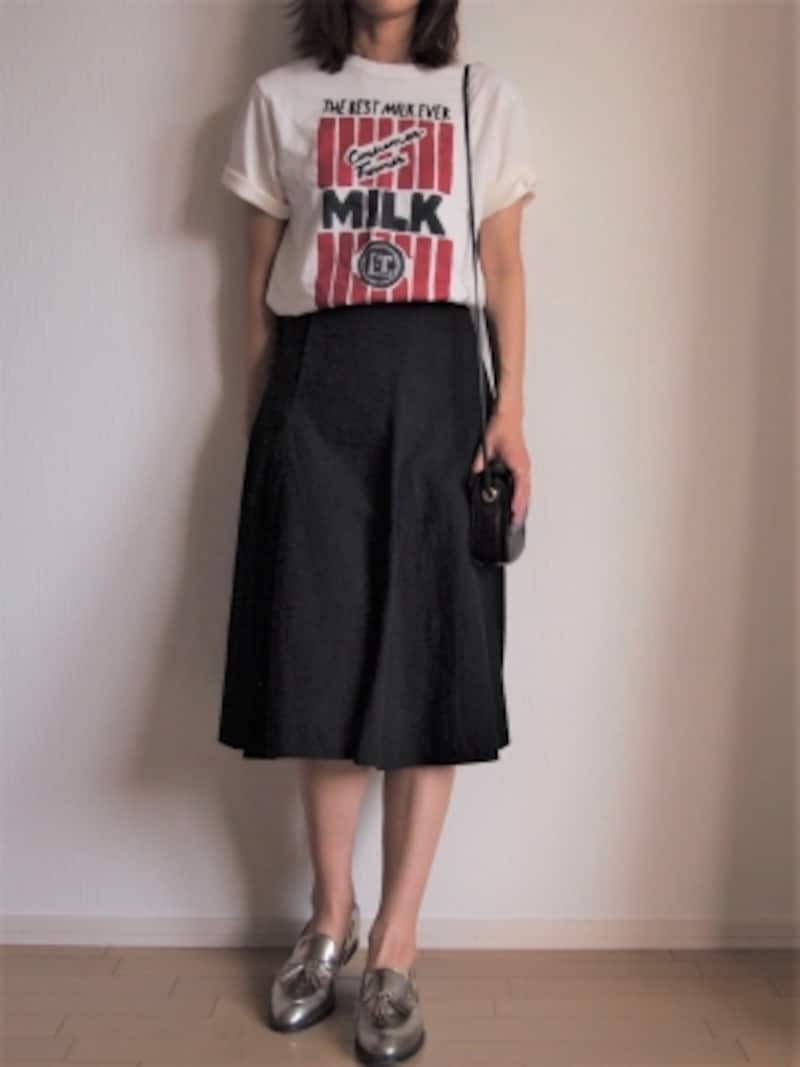 Ｔシャツのカジュアル感とミモレ丈スカートのエレガントさのテイストＭＩＸが相性抜群