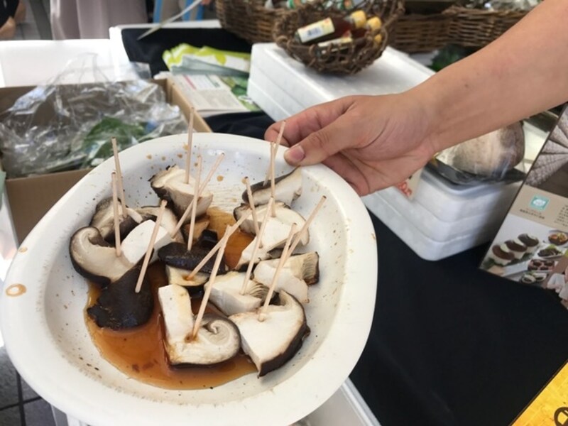 人気の徳島県産undefined肉厚のしいたけ。店頭で試食でき、お味に納得し買う方が多いです