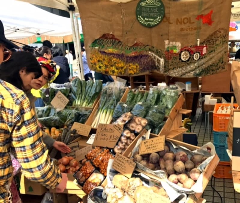 得意野菜は根菜やネギ類のお店。土色を活かした陳列が素敵