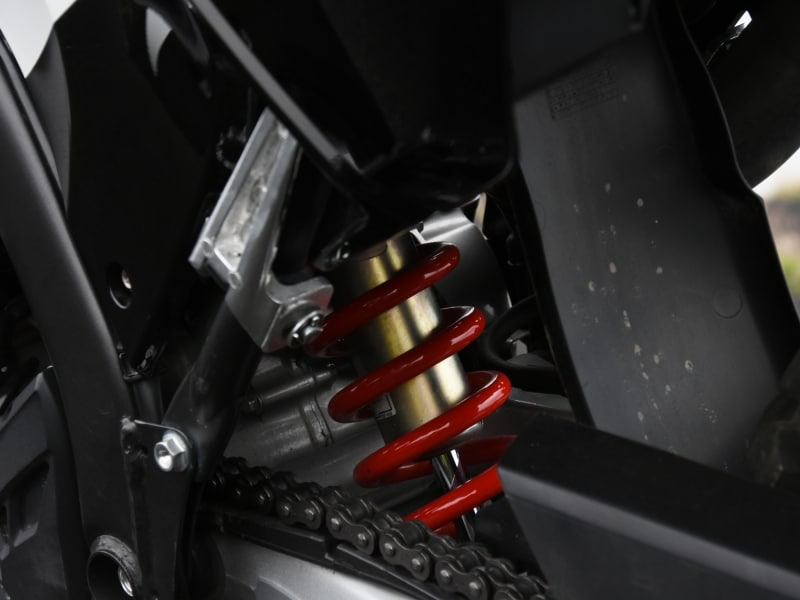 CRF250RALLYのサスペンションはシートに座るとかなり沈み込む