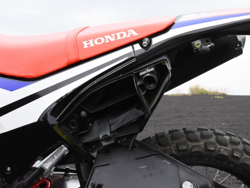 車検証や工具を入れられる小物入れ