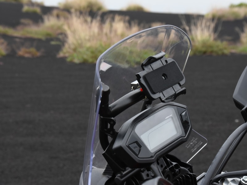 スクリーンのステーにはスマホアダプターがマウントできる