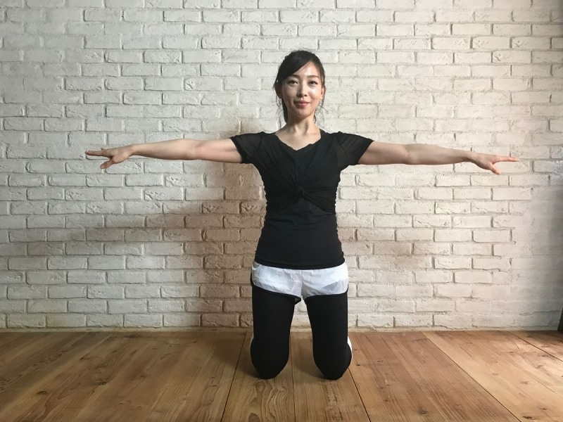 背筋をスッと伸ばす