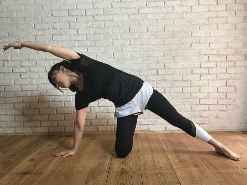 指先を遠くに伸ばすように